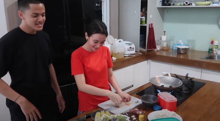 8 Momen Megan Domani dan Jeremie Moeremans masak bareng, sweet abis