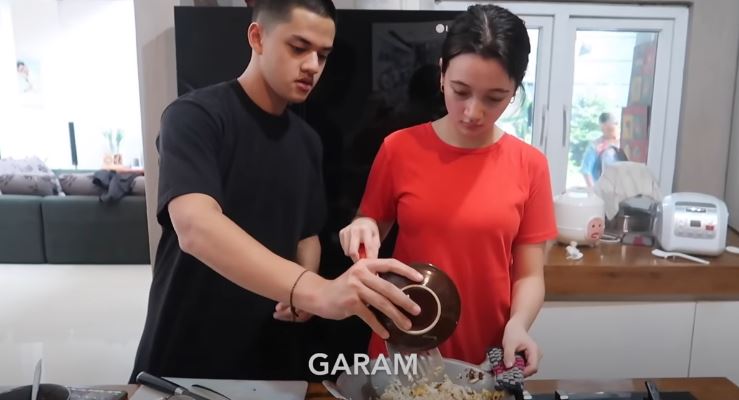 8 Momen Megan Domani dan Jeremie Moeremans masak bareng, sweet abis