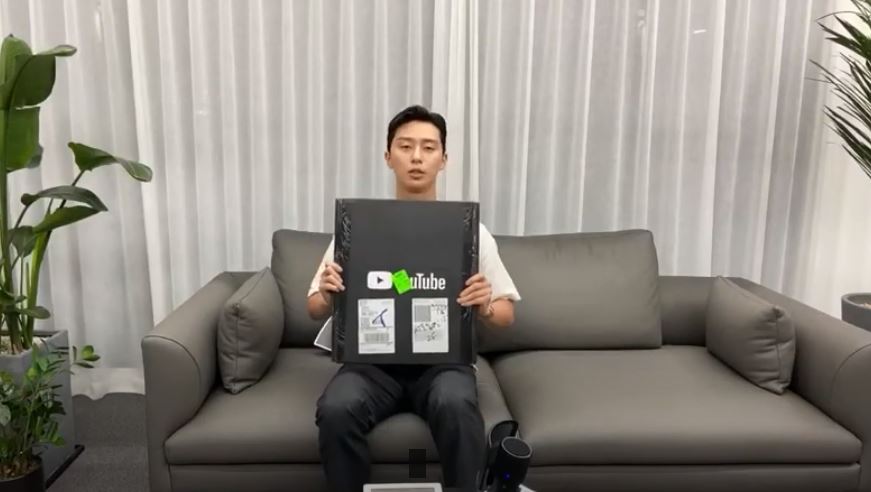 7 Potret Park Seo-joon terima Golden Play Button YouTube, panen pujian