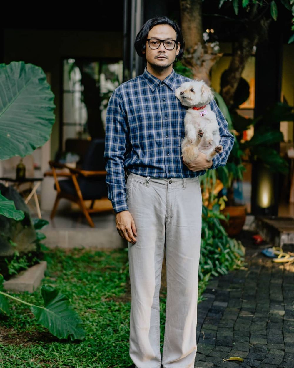 Tampil nyentrik, ini 10 inspirasi outfit ala Dwi Sasono