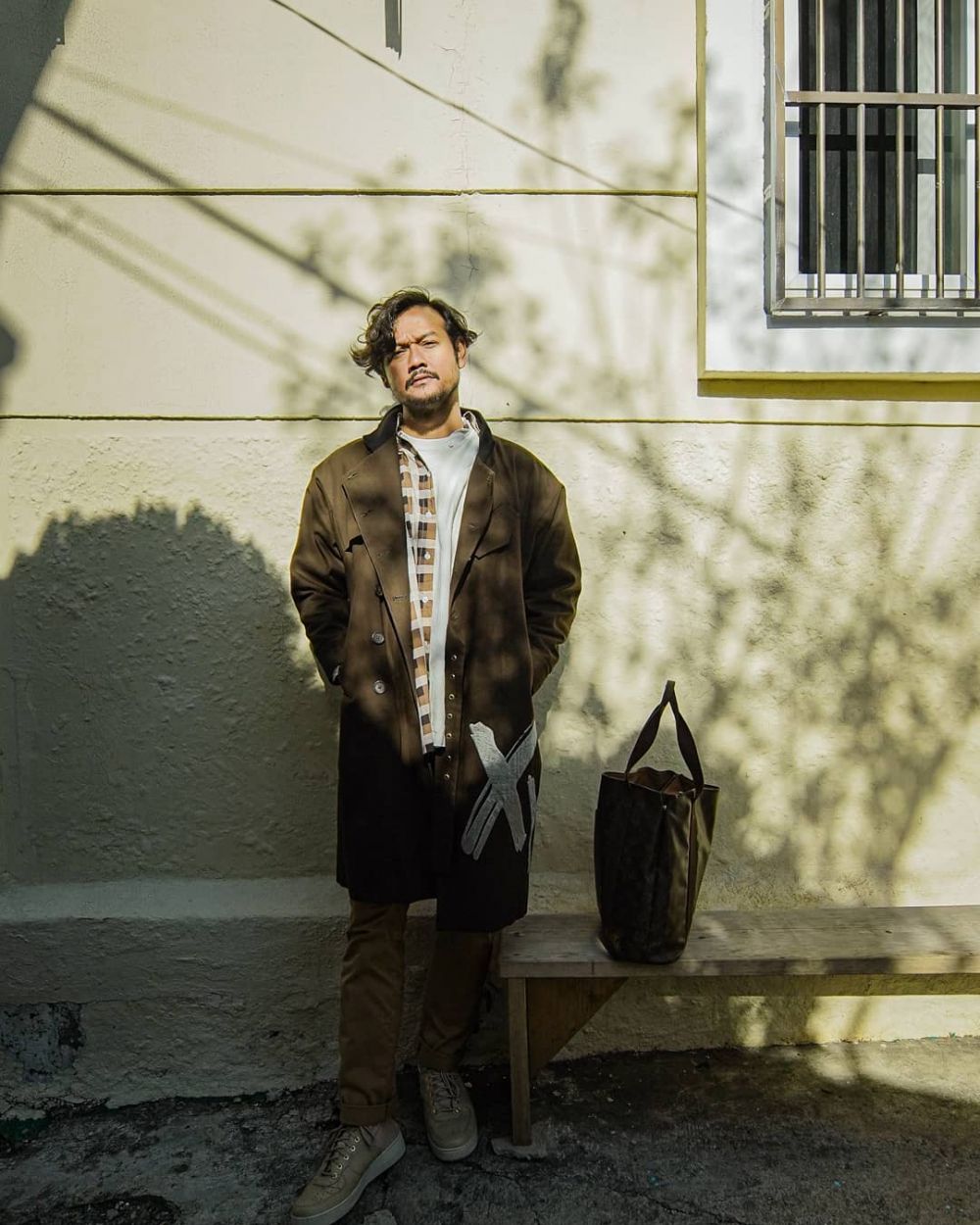 Tampil nyentrik, ini 10 inspirasi outfit ala Dwi Sasono