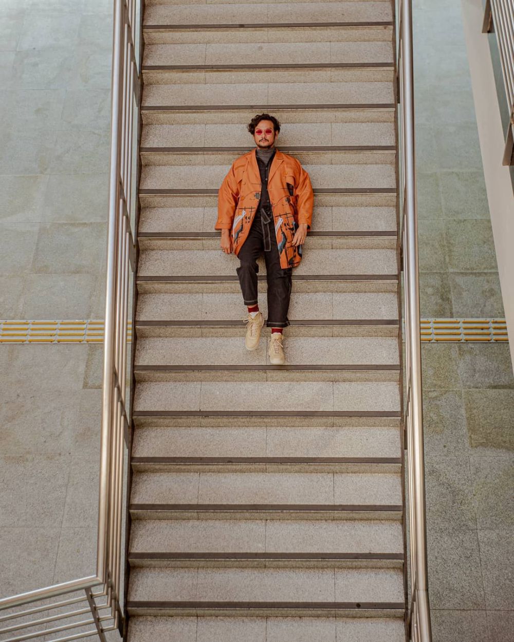 Tampil nyentrik, ini 10 inspirasi outfit ala Dwi Sasono