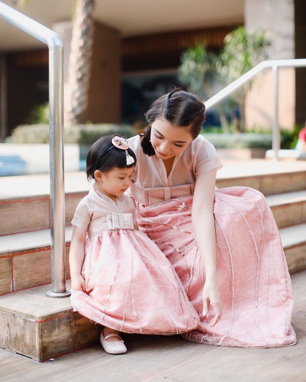 10 Potret Chelsea Olivia dan Natusha, kompak pakai baju kembaran