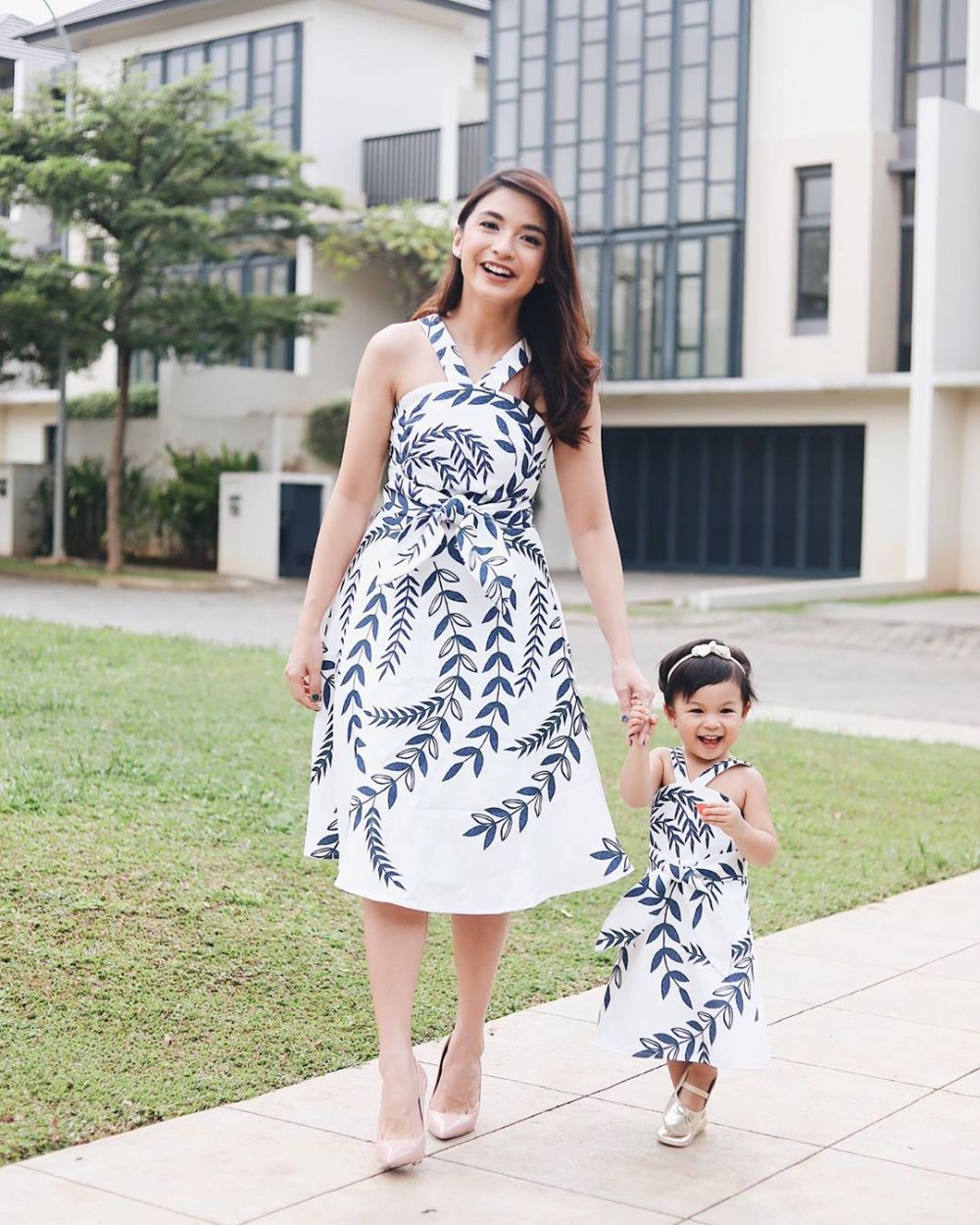 10 Potret Chelsea Olivia dan Natusha, kompak pakai baju kembaran