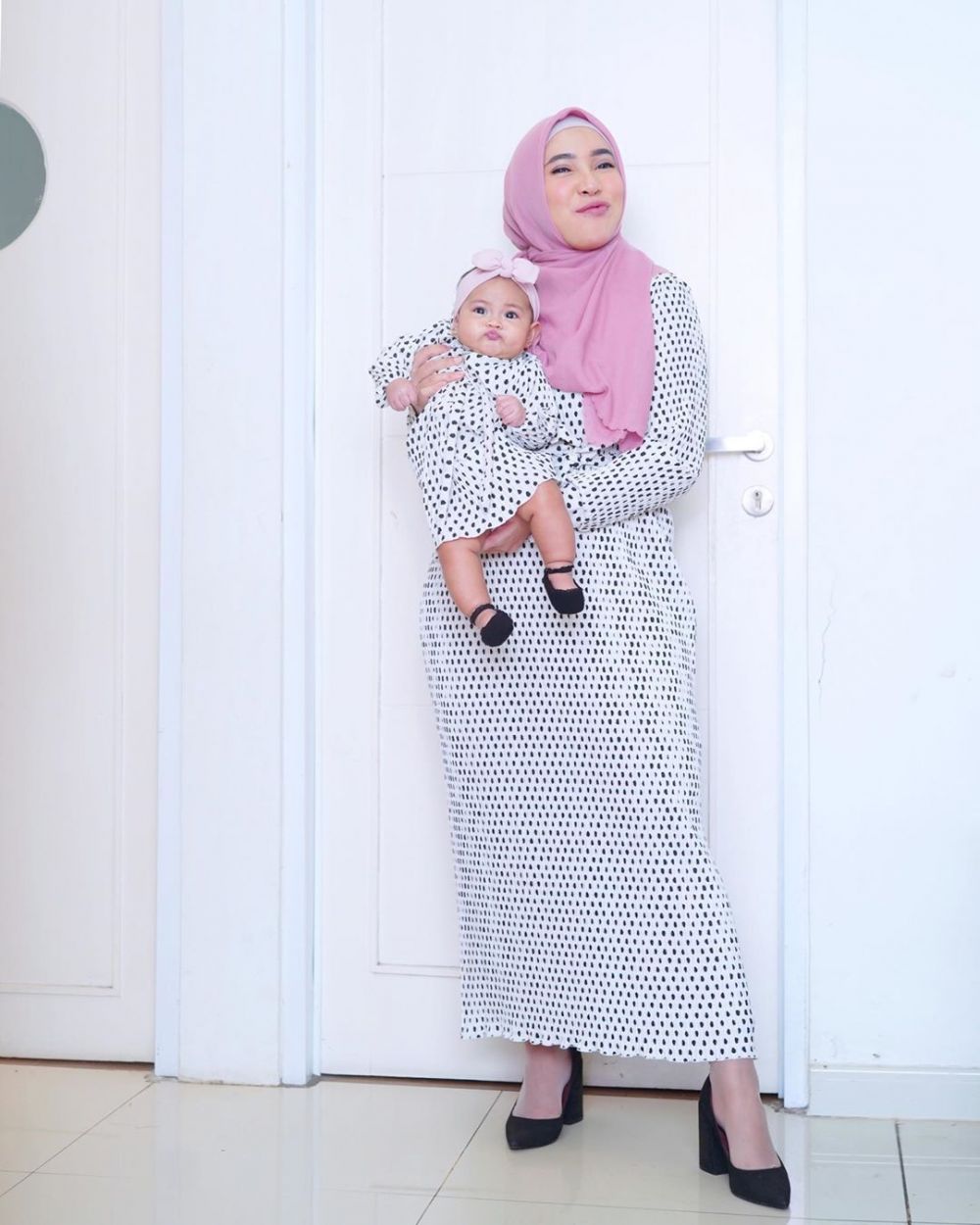 10 Potret kompak Fitri Tropica & sang putri, Sada bikin gemas