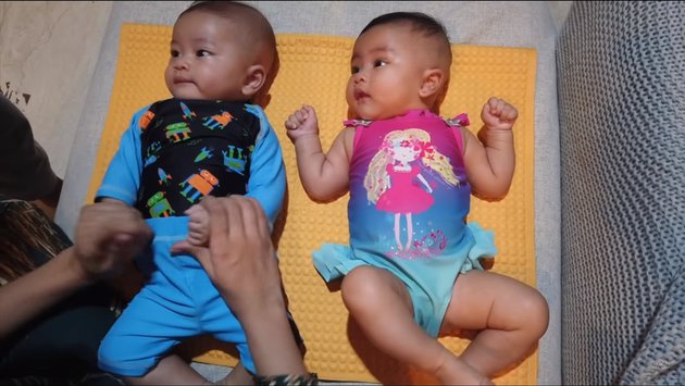 7 Momen baby spa anak kembar Syahnaz Sadiqah, dilakukan di rumah