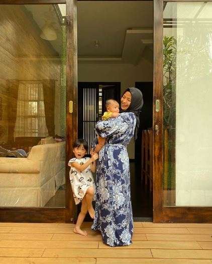 Dikenal tomboi, gaya 8 seleb saat momong anak ini telaten