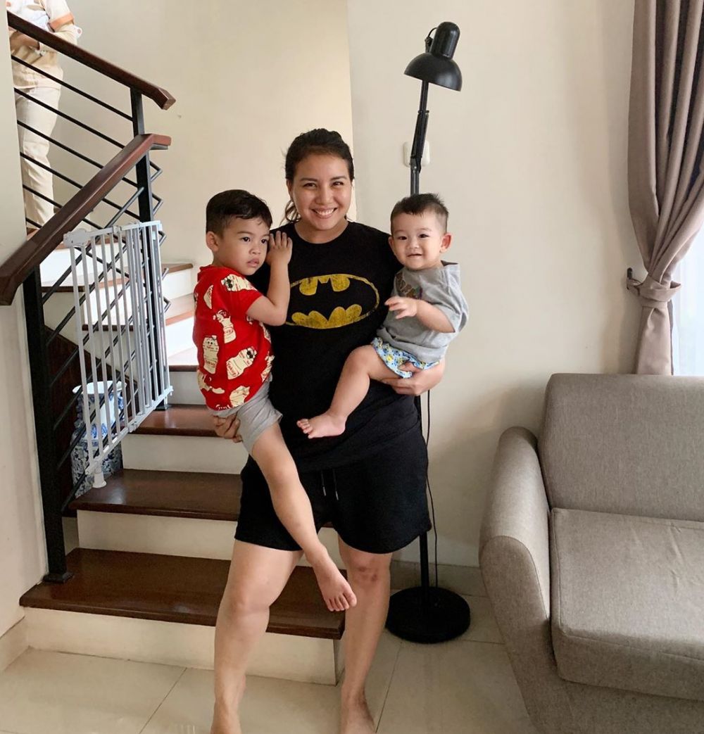 Dikenal tomboi, gaya 8 seleb saat momong anak ini telaten