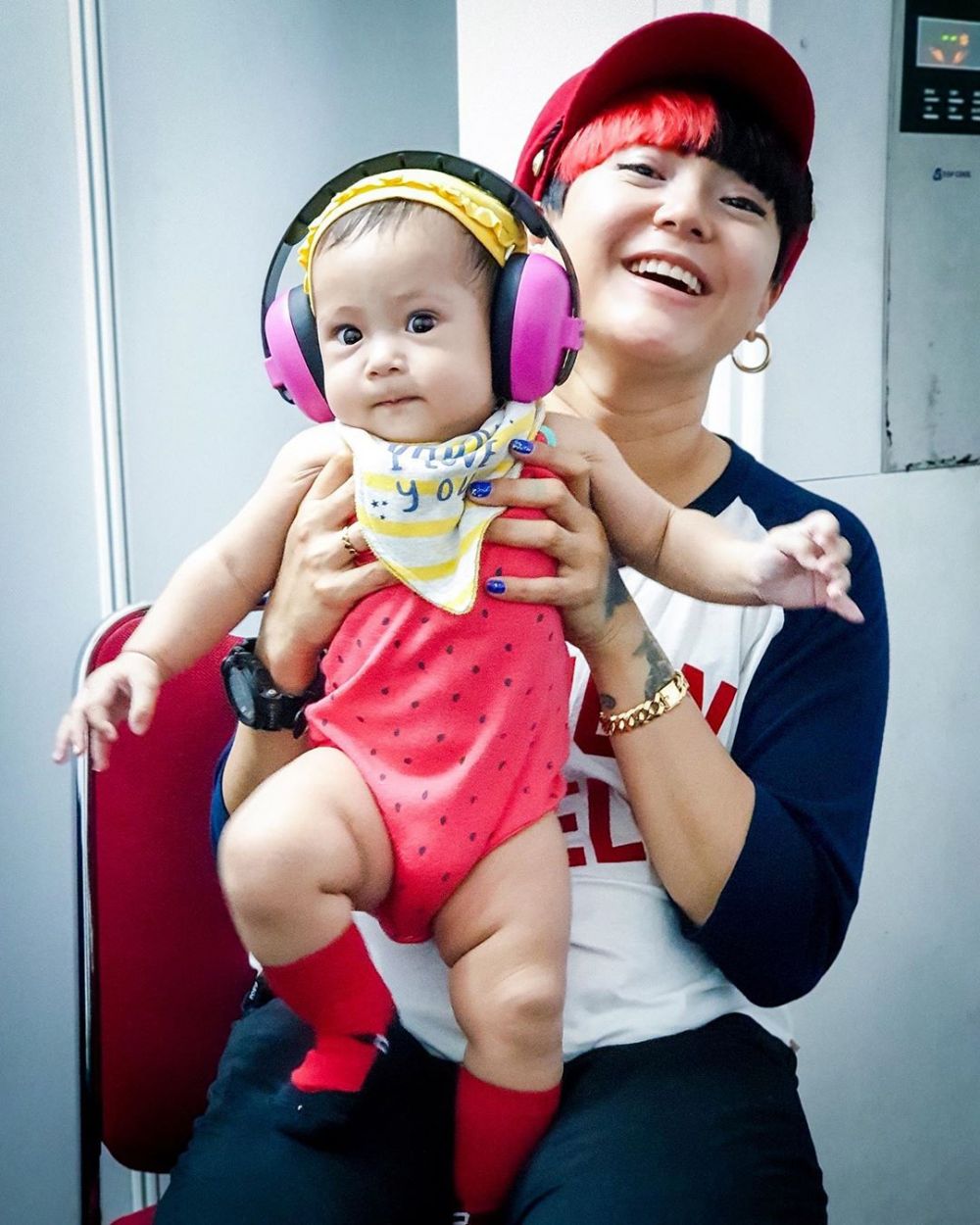 Dikenal tomboi, gaya 8 seleb saat momong anak ini telaten