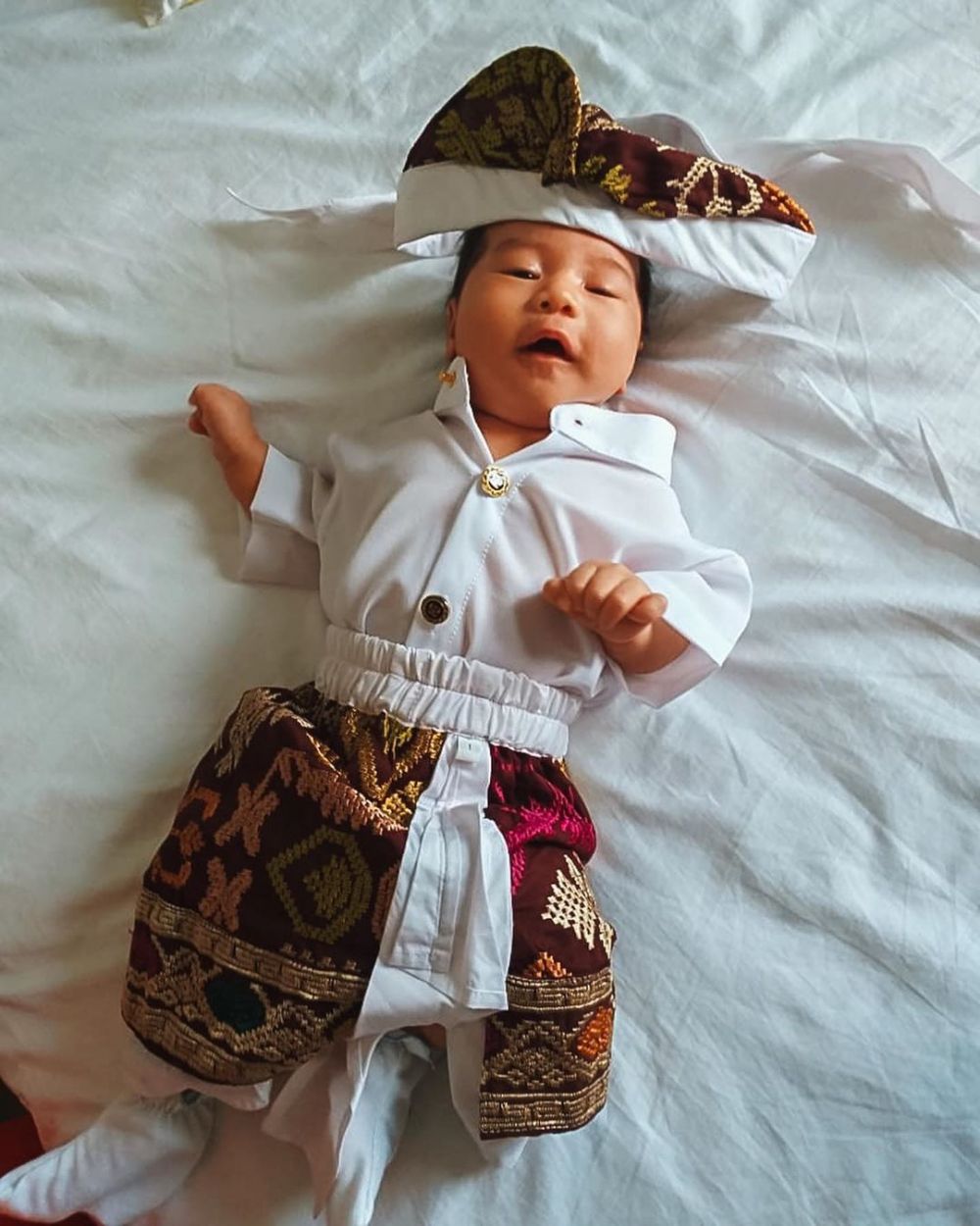 7 Momen upacara Macolongan yang dilakukan Westny DJ untuk anaknya