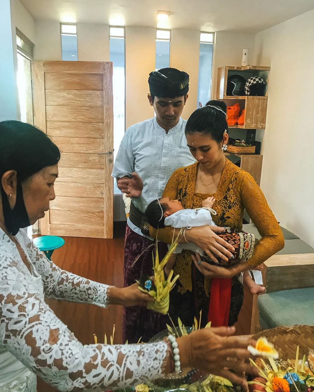 7 Momen upacara Macolongan yang dilakukan Westny DJ untuk anaknya
