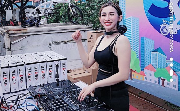 10 Pesona Andiez, istri Iqbal Pakula yang berprofesi sebagai DJ