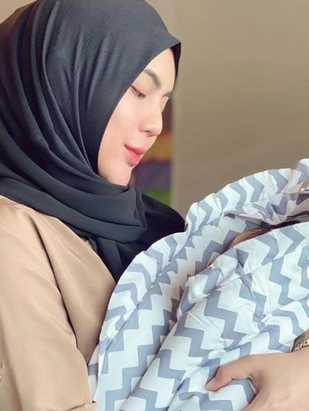6 Potret Anggita berhijab usai melahirkan, bikin pangling