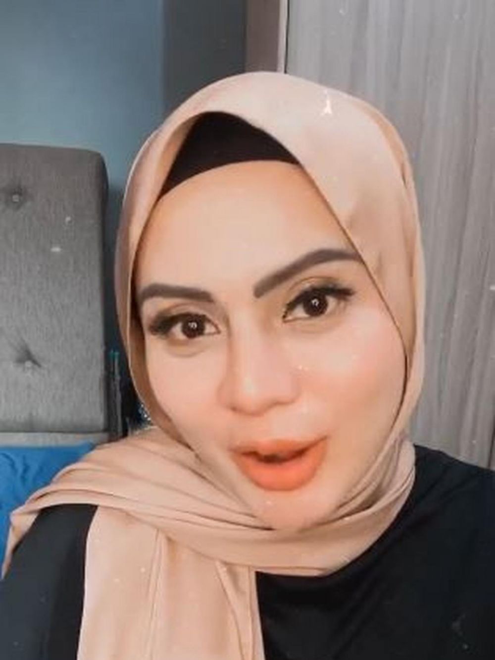 6 Potret Anggita berhijab usai melahirkan, bikin pangling