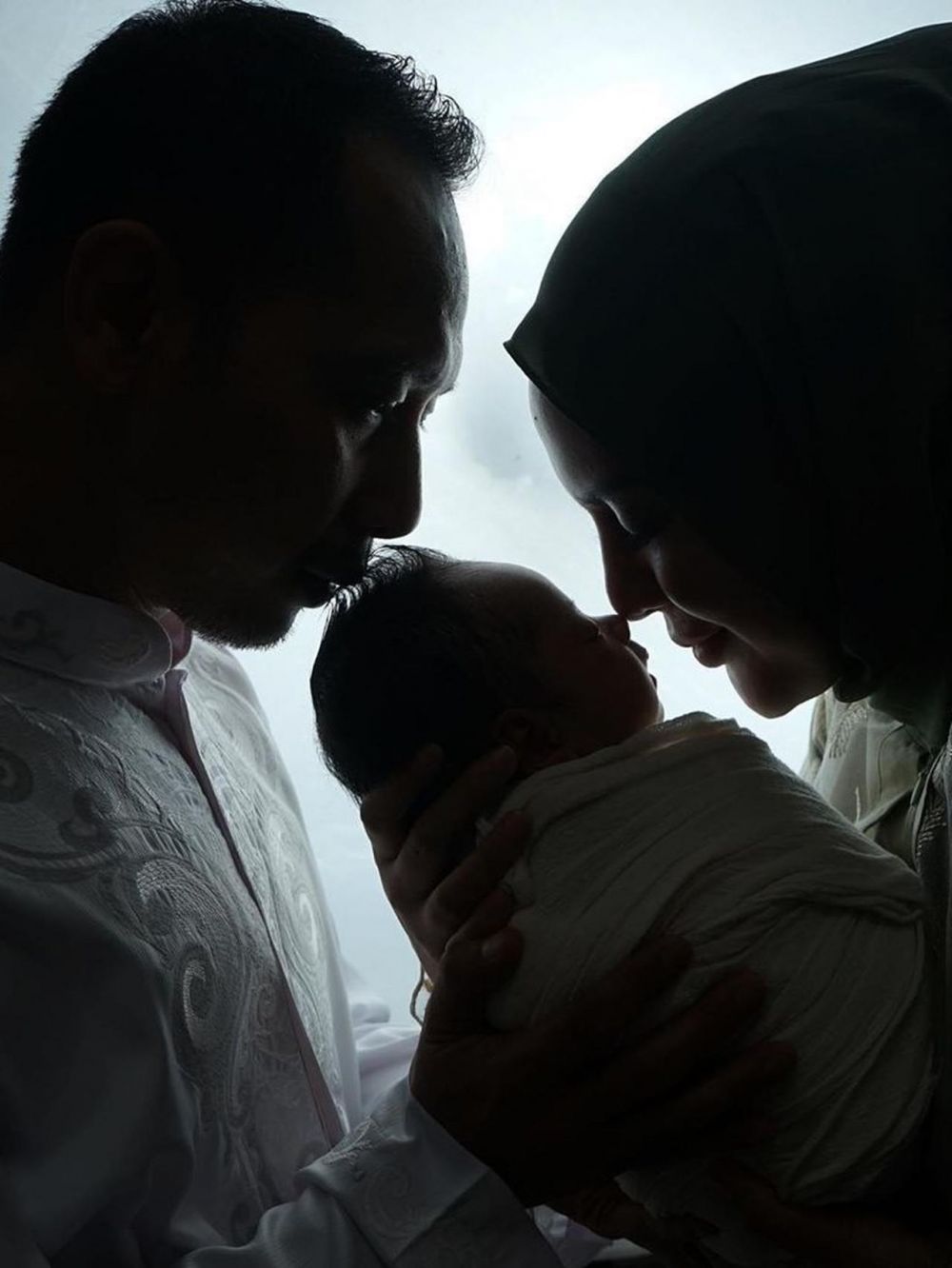 6 Potret Anggita berhijab usai melahirkan, bikin pangling