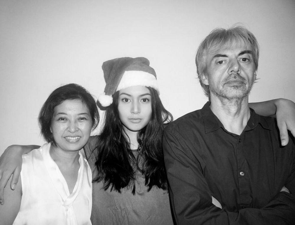 Jarang terekspos, ini 7 potret Aurelie Moeremans dan ayah bulenya