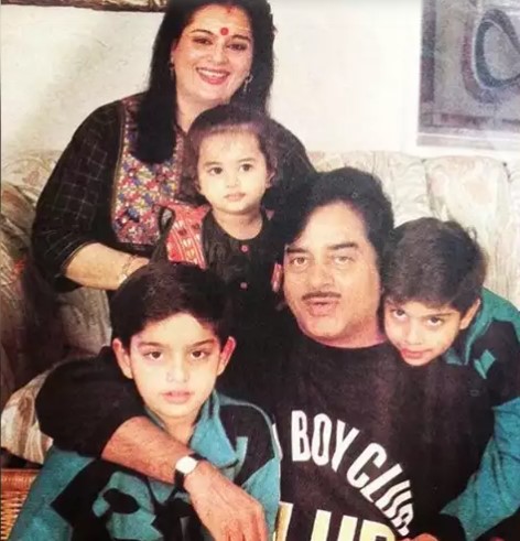 5 Potret masa kecil Sonakshi Sinha ini bikin pangling