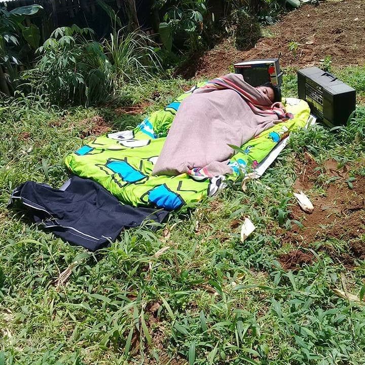 8 Aksi nyeleneh tidur di tempat nggak biasa ini bikin tepuk jidat