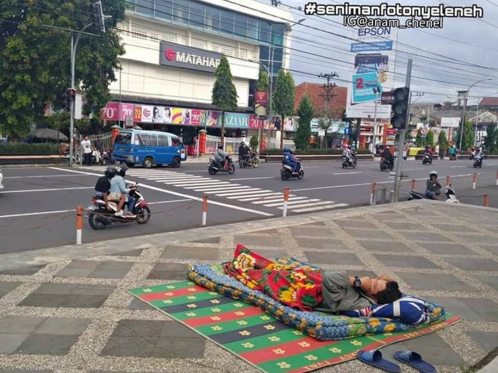 8 Aksi nyeleneh tidur di tempat nggak biasa ini bikin tepuk jidat