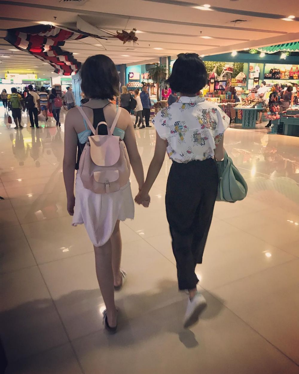 Beda ayah, ini 8 potret kedekatan Eva Celia dan Manuella Aziza