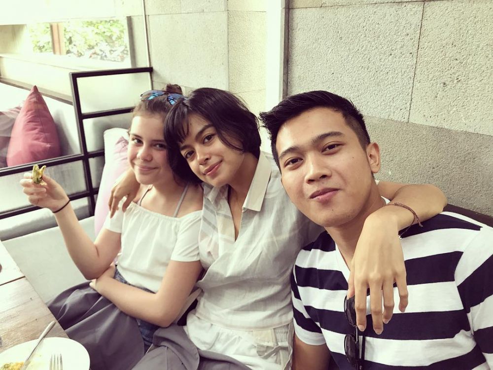 Beda ayah, ini 8 potret kedekatan Eva Celia dan Manuella Aziza