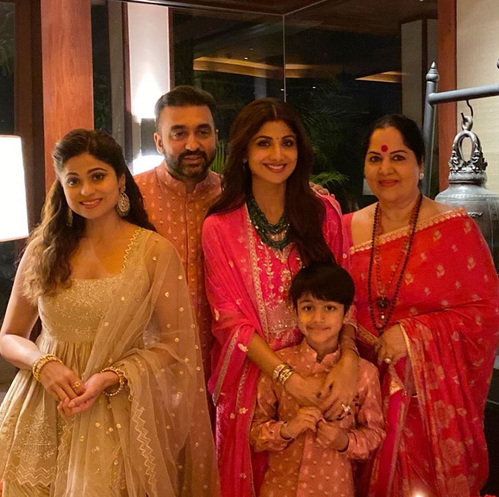 10 Potret Shamita Shetty Mohabbatein bareng keluarga, harmonis