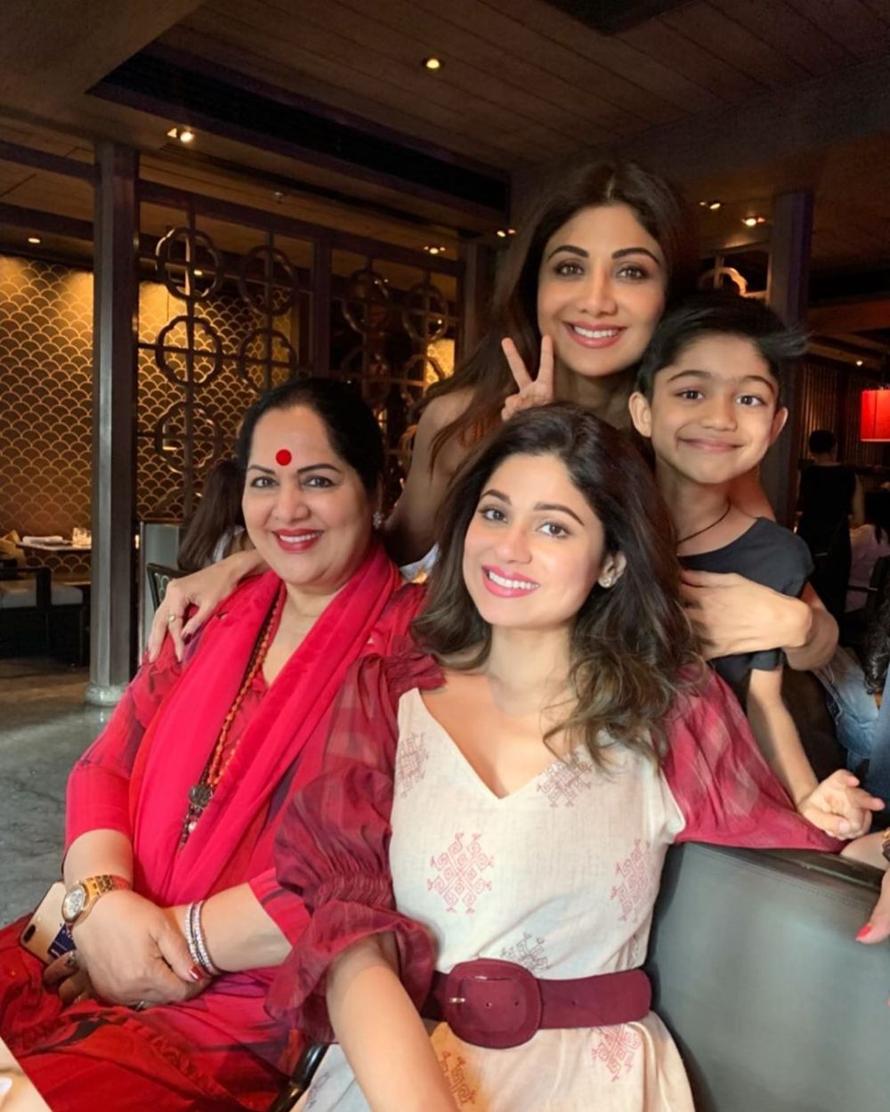 10 Potret Shamita Shetty Mohabbatein bareng keluarga, harmonis