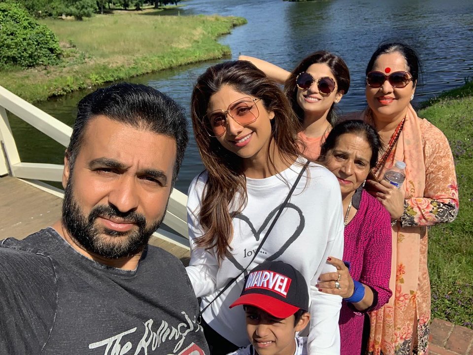 10 Potret Shamita Shetty Mohabbatein bareng keluarga, harmonis