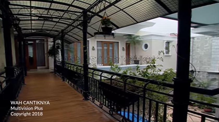 8 Potret rumah Tamara Bleszynski di Wah Cantiknya, bak istana