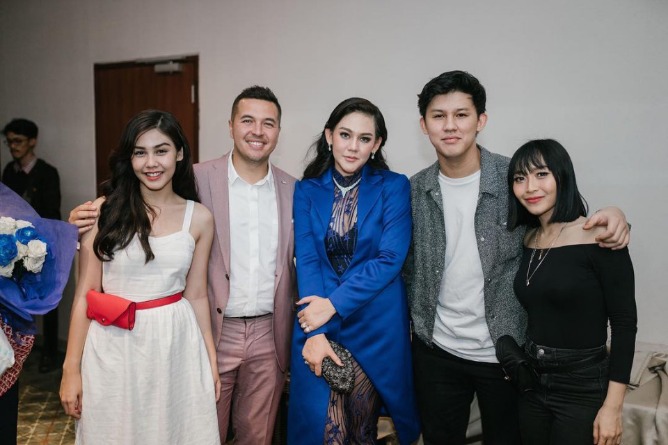 8 Potret Rinni Wulandari dan saudara ipar, kompak dan seru