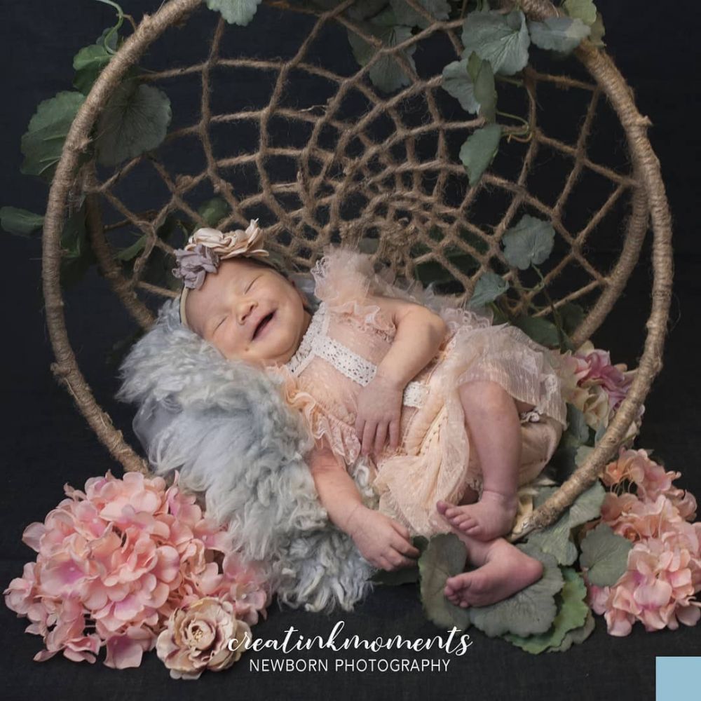 8 Potret newborn baby Numa anak Mona Ratuliu, cantik pakai kebaya