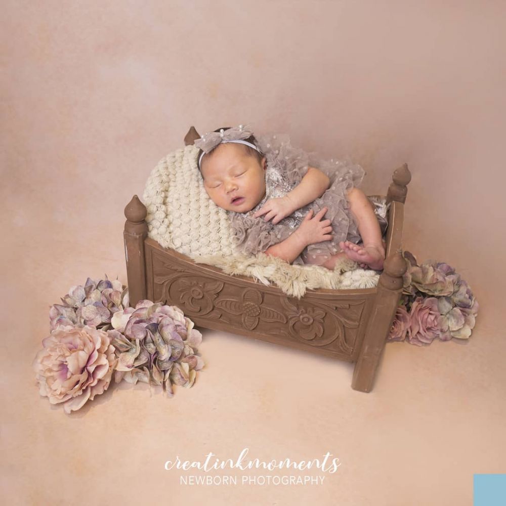 8 Potret newborn baby Numa anak Mona Ratuliu, cantik pakai kebaya