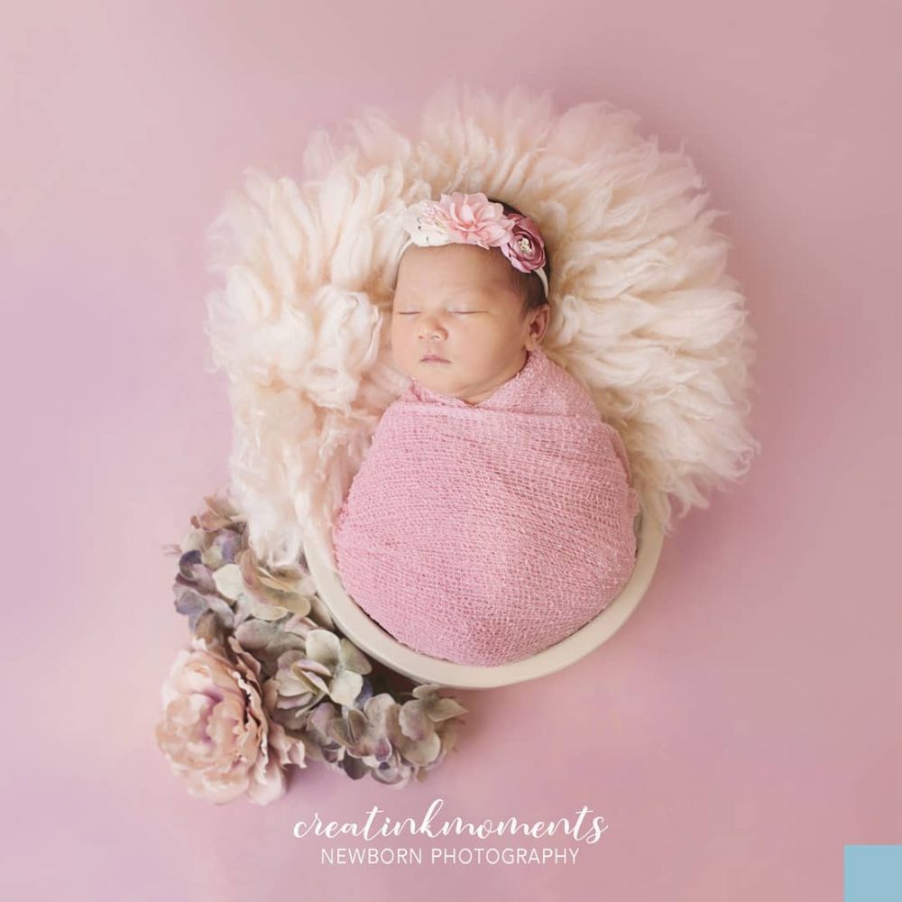 8 Potret newborn baby Numa anak Mona Ratuliu, cantik pakai kebaya