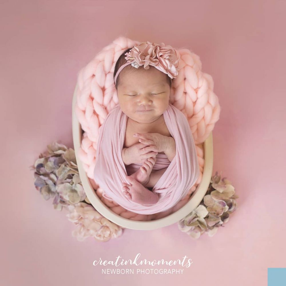 8 Potret newborn baby Numa anak Mona Ratuliu, cantik pakai kebaya