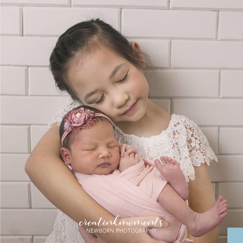 8 Potret newborn baby Numa anak Mona Ratuliu, cantik pakai kebaya