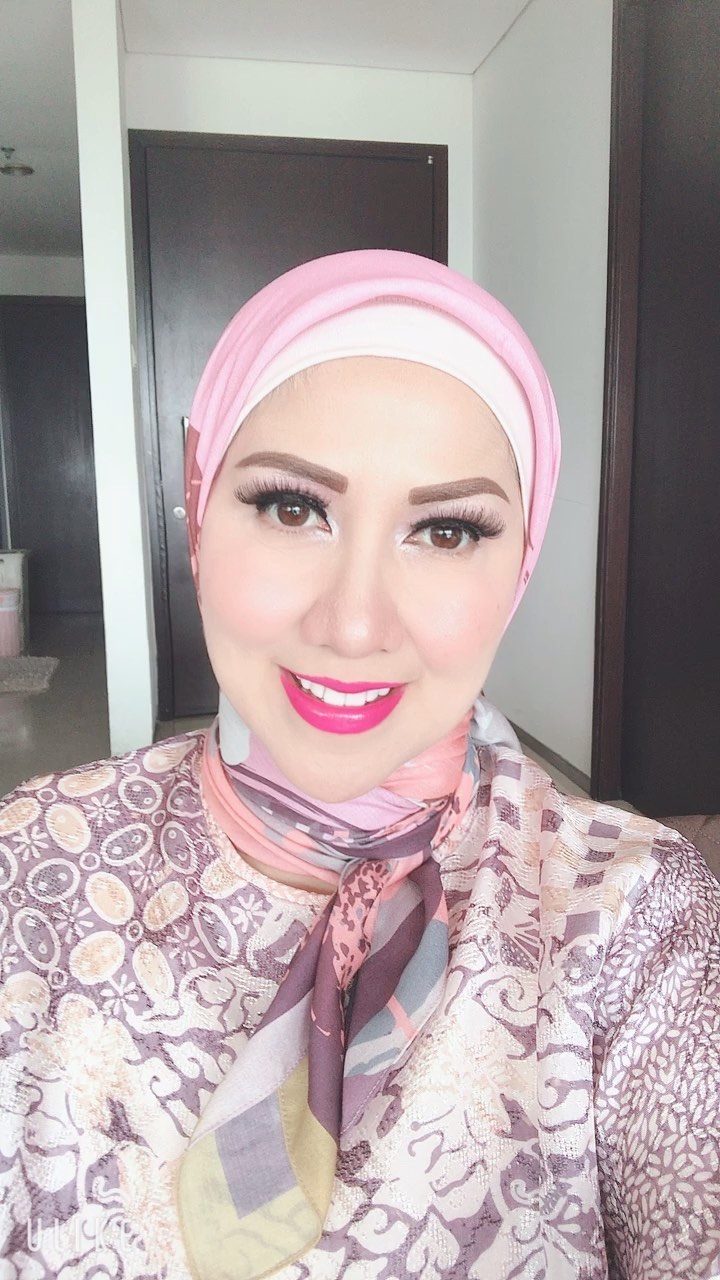 10 Potret Venna Melinda tampil berhijab, alasannya bikin salut