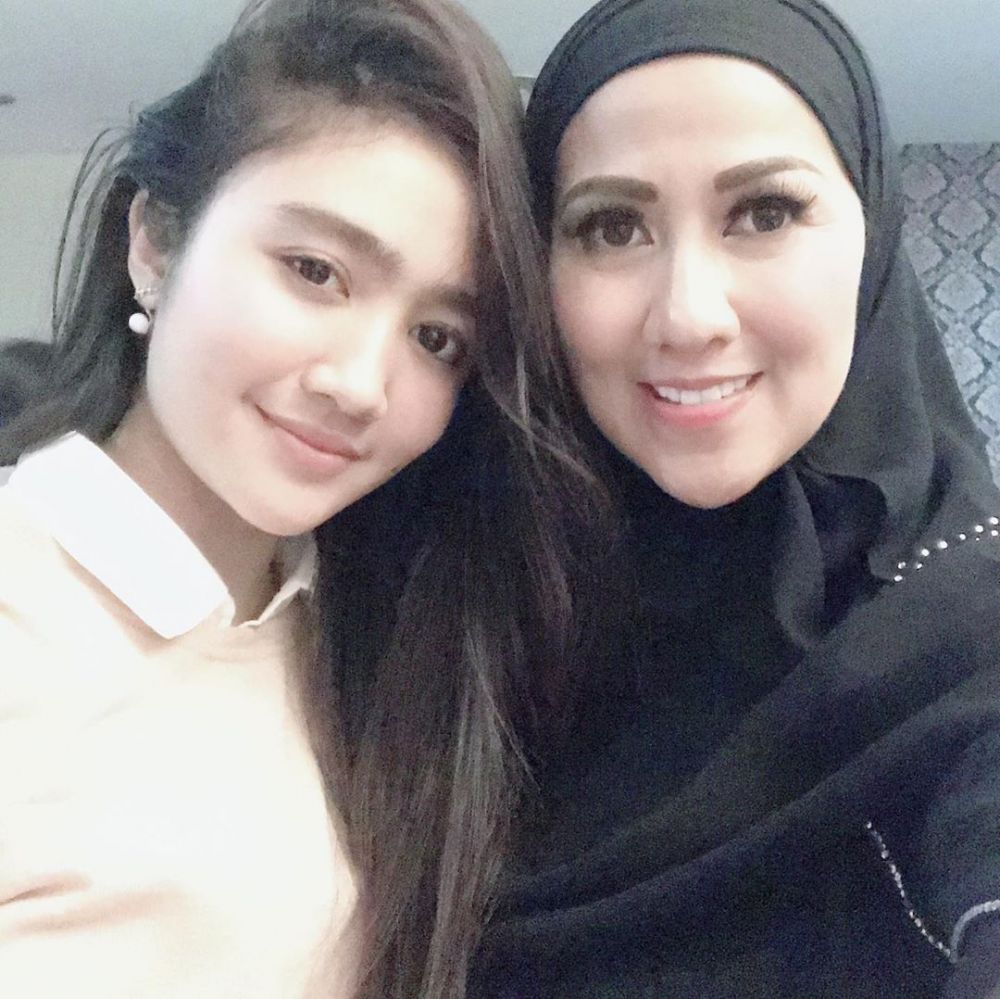 10 Potret Venna Melinda tampil berhijab, alasannya bikin salut