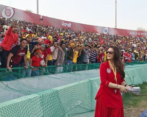 7 Potret Preity Zinta dengan tim kriket favoritnya, cantiknya sporty