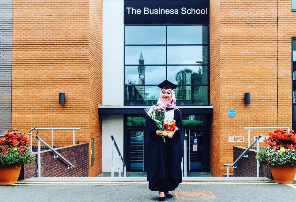 10 Potret terbaru Raeni, mahasiswa yang wisuda diantar ayah naik becak