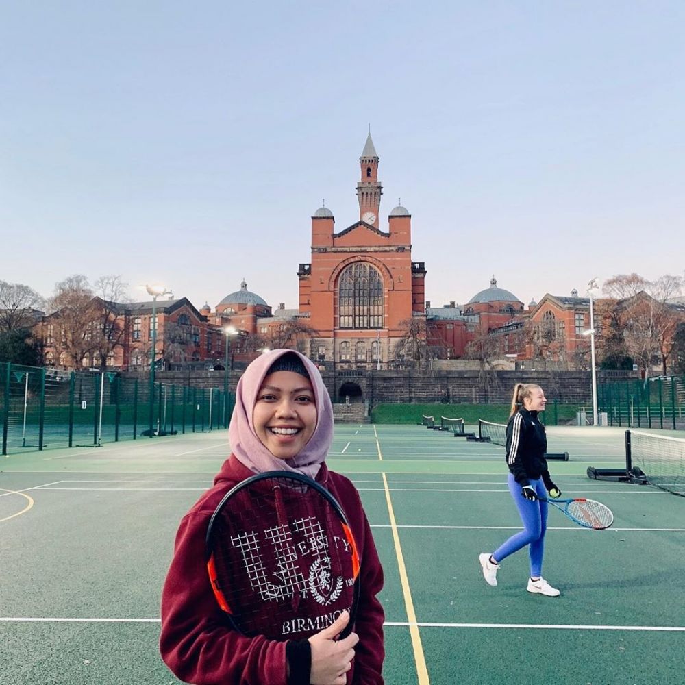 10 Potret terbaru Raeni, mahasiswa yang wisuda diantar ayah naik becak