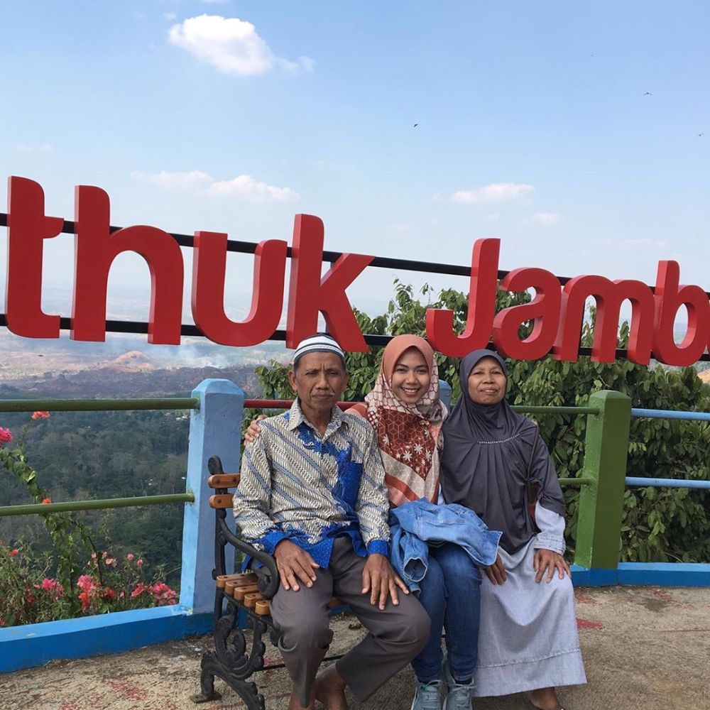 10 Potret terbaru Raeni, mahasiswa yang wisuda diantar ayah naik becak