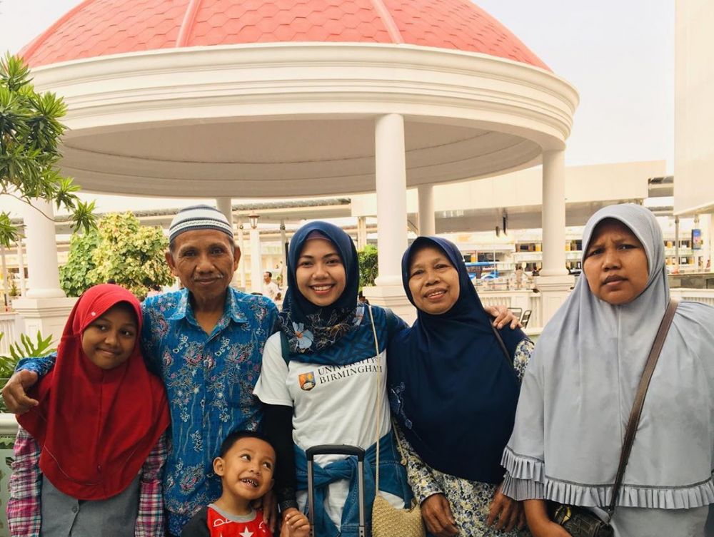 10 Potret terbaru Raeni, mahasiswa yang wisuda diantar ayah naik becak