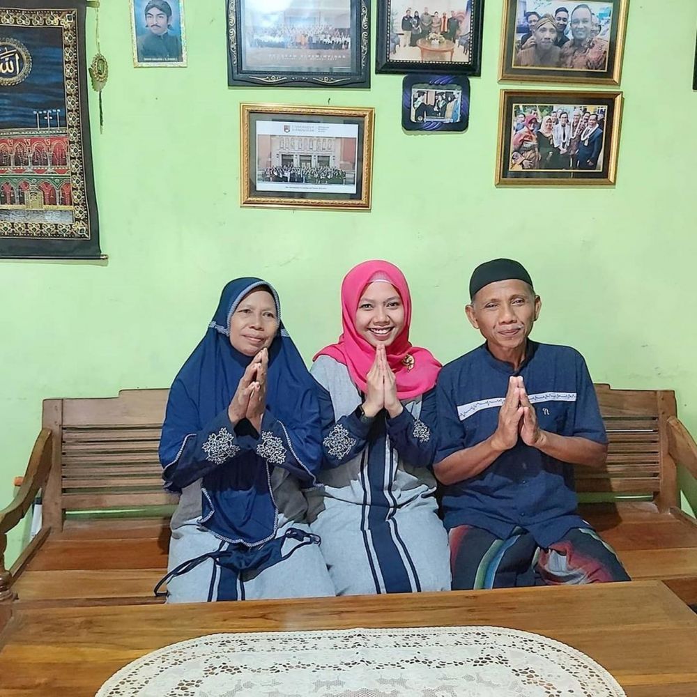 10 Potret terbaru Raeni, mahasiswa yang wisuda diantar ayah naik becak