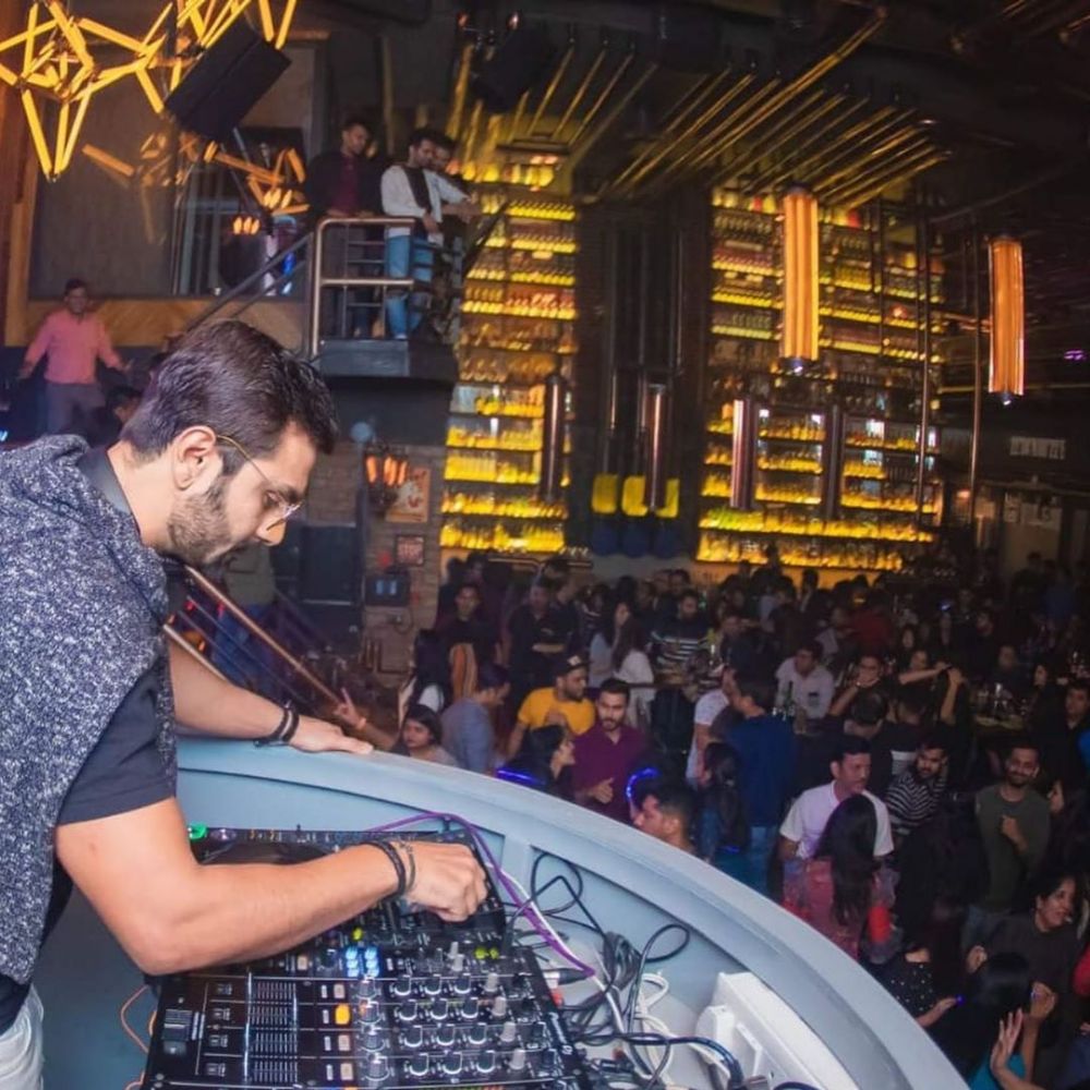 10 Pesona Ashmit Patel, adik Ameesha Patel yang jadi DJ