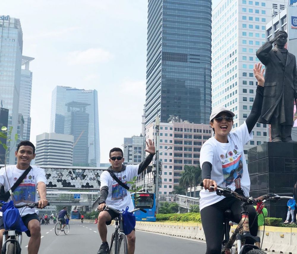 8 Seleb cantik ini gemar bersepeda, patut ditiru