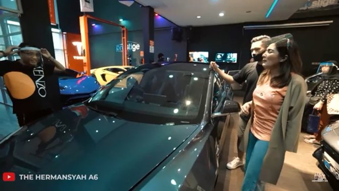 10 Potret mobil mewah baru Ashanty, canggih bisa jalan tanpa sopir