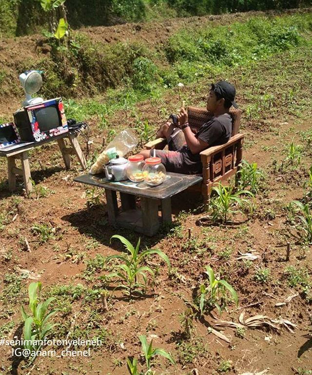 7 Kelakuan nyeleneh orang nonton TV ini tempat nggak biasa