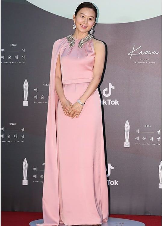 Gaya 10 seleb hadiri Baeksang Arts Awards 2020, kecenya maksimal