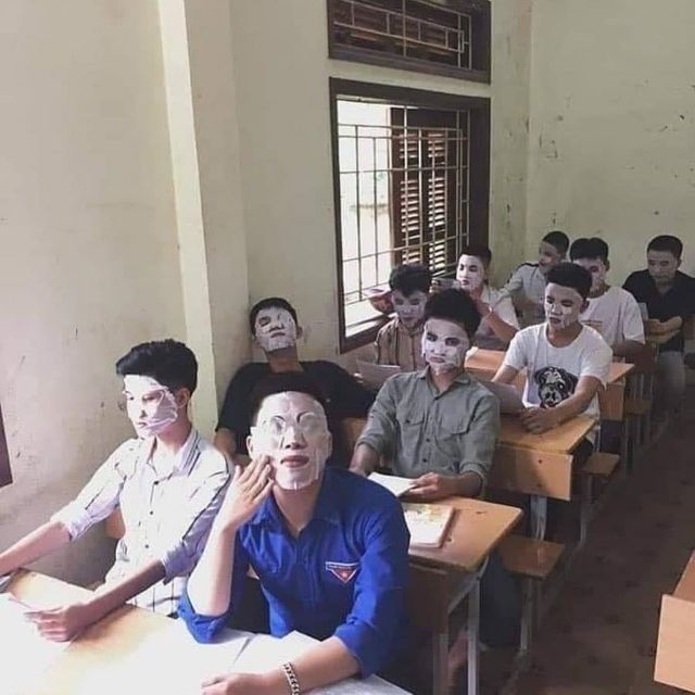 10 Momen lucu cowok pakai skincare ini bikin geleng kepala