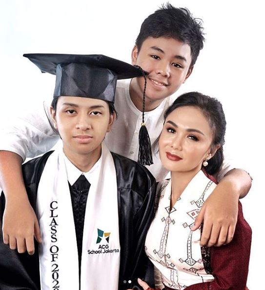 11 Momen wisuda virtual anak Yuni Shara, kompak dengan mantan suami